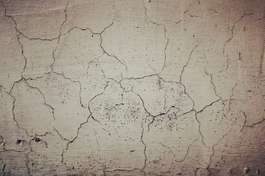 Fissures sur un mur enduit