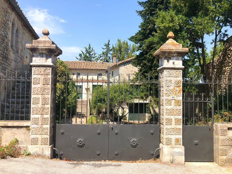 Portail en pierre entre deux propriétés