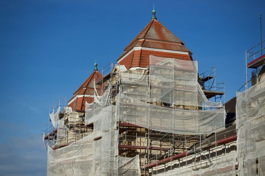 Bâtiment ancien sous échafaudage
