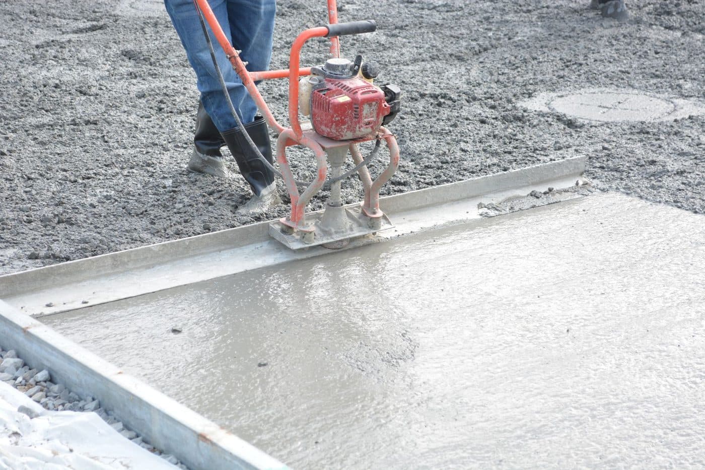 Coulage d'une dalle en béton sur terre-plein pour une construction annexe
