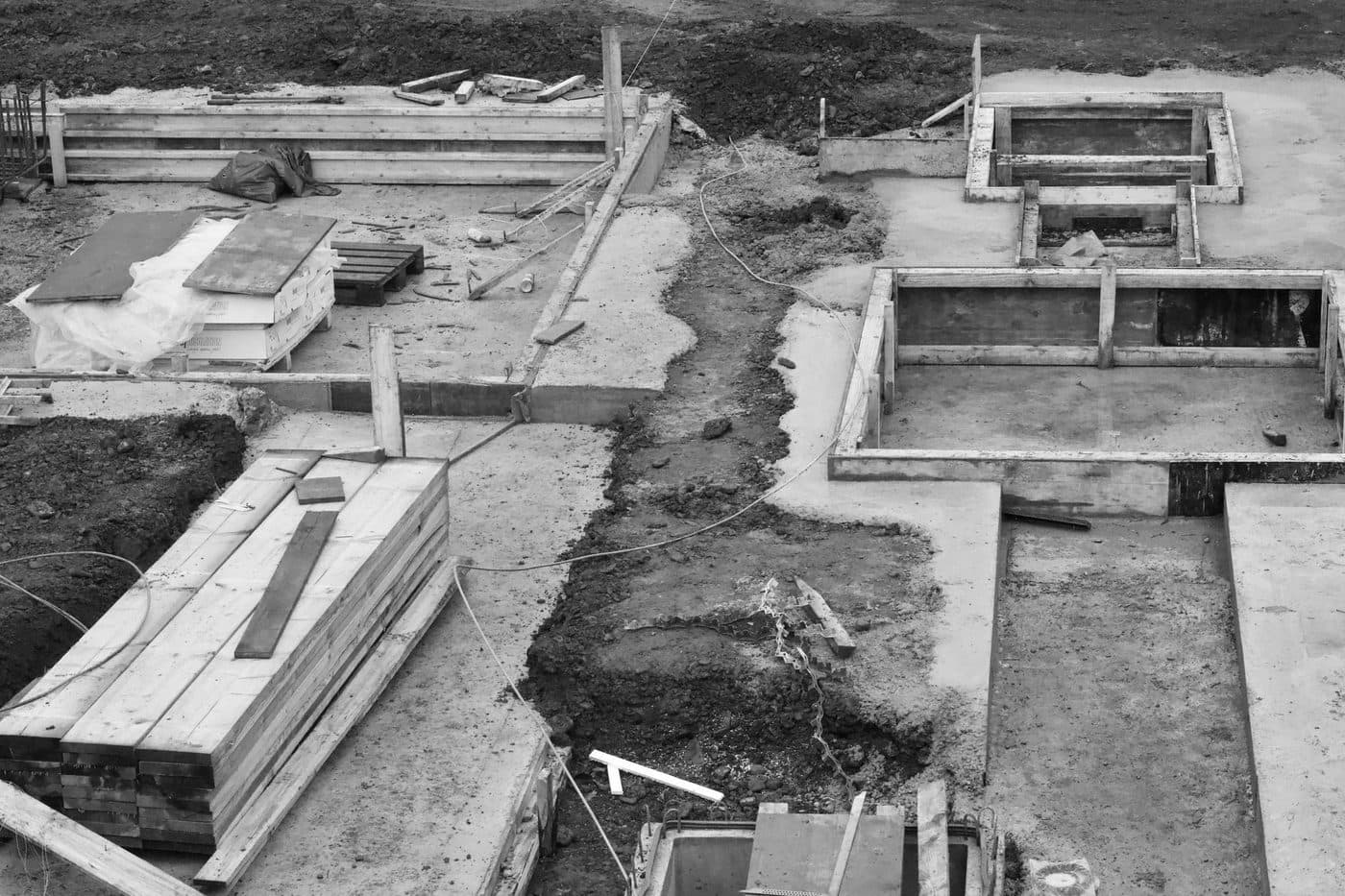 Chantier de fondations en cours de construction avec ferraillage visible