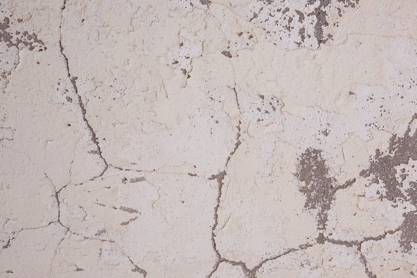 Fissure diagonale caractéristique sur un mur extérieur de maison
