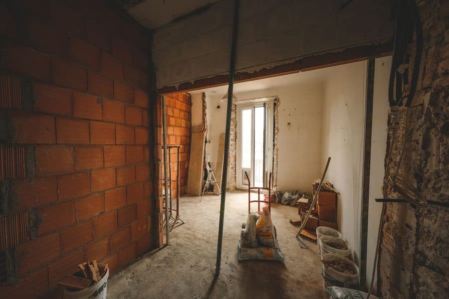 Intérieur en travaux avec briques apparentes