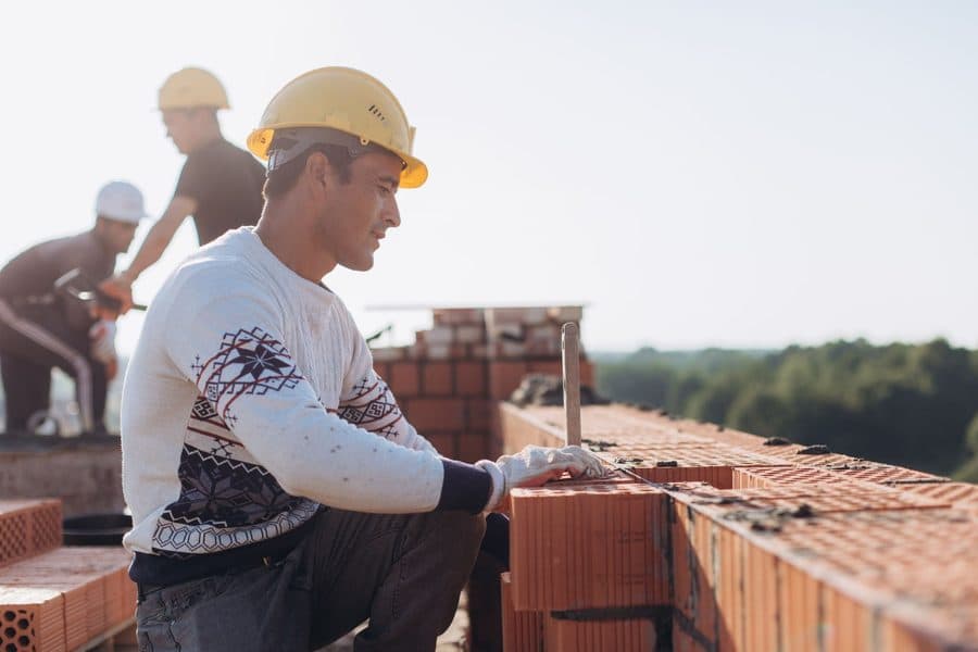 Équipe de maçons sur un chantier en hauteur