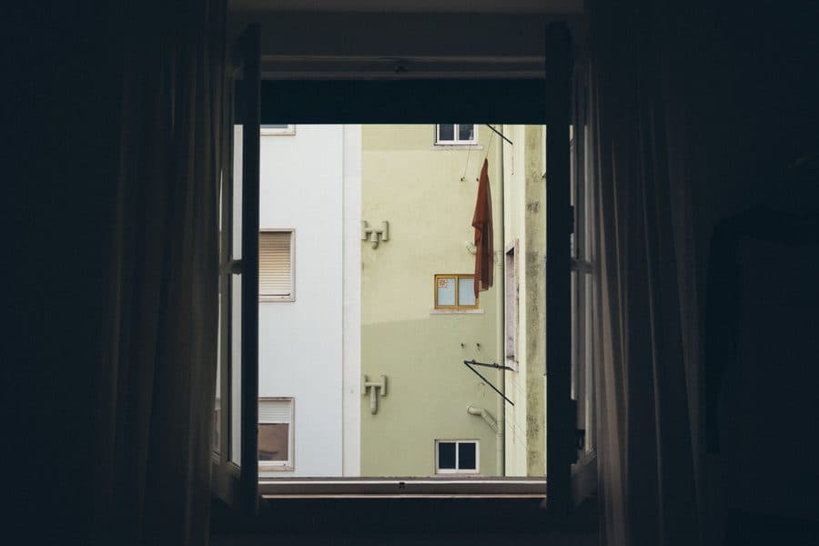 Vue depuis une fenêtre sur un bâtiment voisin